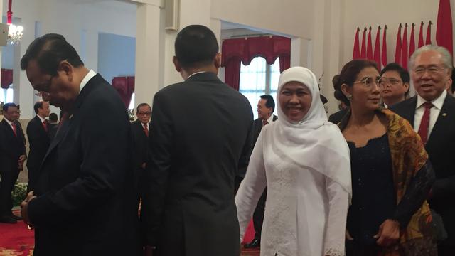 Khofifah terseyum sebelum memberikan selamat pada Menteri Sosial Idrus Marham yang menggantikannya (Liputan6.com/Lizsa Egeham)