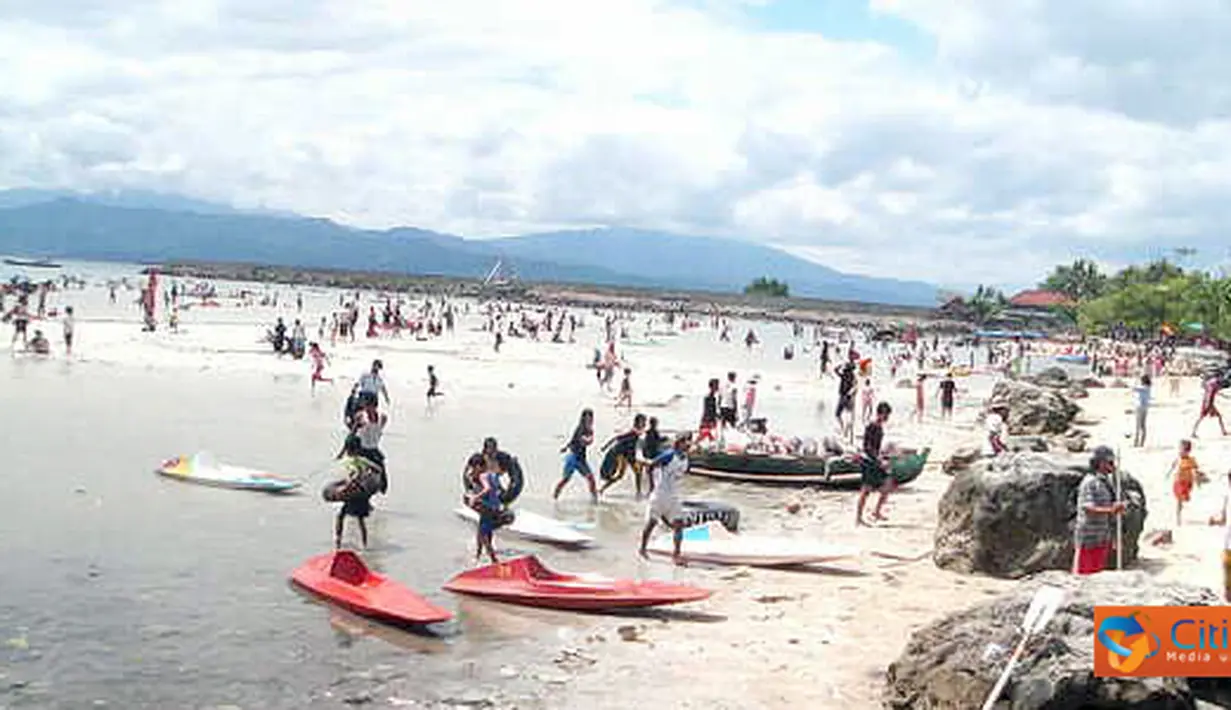 Citizen6, Lampung: Pulau Condong yang memiliki pantai pasir putih yang indah membuat para wisatawan datang berkunjung. (Pengirim: Akhid Roviyanto)