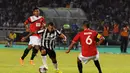 Pemain depan Juventus, Carlos Tevez (tengah), mencoba melewati kawalan Kapten Tim ISL All Stars, Raphael Maitimo, saat berlaga di Stadion GBK Jakarta, (6/8/2014). (Liputan6.com/Helmi Fithriansyah)