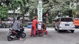 Petugas memasang pelang bertuliskan "Pertalite Dalam Perjalanan (Habis)" di salah satu SPBU kawasan Galur, Johar Baru, Jakarta Pusat, Kamis (11/8/2022). Sejumlah SPBU di Jakarta mengalami kekosongan stok BBM bersubsidi jenis pertalite dalam beberapa hari terakhir. (merdeka.com/Iqbal S. Nugroho)