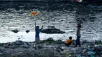 Anak laki-laki menerbangkan layang-layang di tepi sungai menjelang festival Hindu Dashain di Kathmandu (7/10/2020). Festival ini yang paling dinantikan di Nepal, Bhutan, Burma, dan perbukitan India Utara. (AFP/Prakash Mathema)