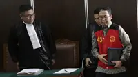 Mantan Plt Ketua Umum PSSI, Joko Driyono, menjalani sidang perdana di PN Jakarta Selatan, Senin (6/5). Joko Driyono tersandung kasus perusakan barang bukti terkait pengaturan skor. (Bola.com/M Iqbal Ichsan)