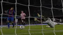 Proses terjadinya gol yang dicetak striker Barcelona, Luis Suarez, ke gawang Athletic Bilbao. Gol perdana La Blaugrana melalui sepakan Suarez ini terjadi pada menit ke-35. (AFP/Lluis Gene)  