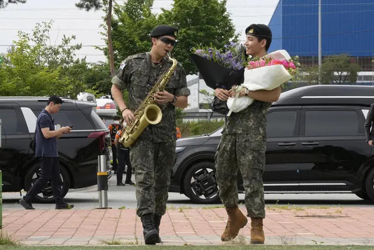 Potret RM dan V BTS Sapa Fans Usai Lulus Wamil, Main Saksofon hingga Kirim Pesan Cinta untuk ARMY
