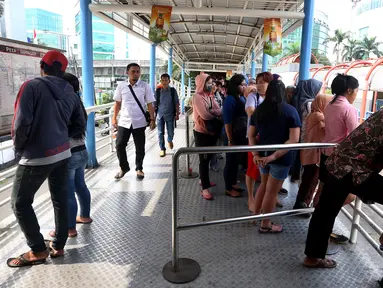 Calon penumpang menunggu bus Transjakarta di Halte Terminal Blok M, Jakarta, Senin (12/6). Unjuk Rasa yang di lakukan pegawai Transjakarta hari ini membuat pelayanan di sejumlah Halte Transjakarta terganggu. (Liputan6.com/Johan Tallo)