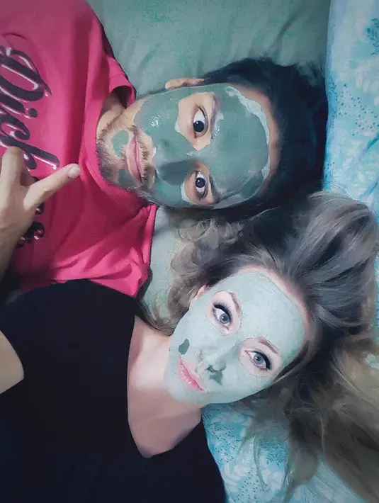 Randy dan Chelsey semakin terlihat menggemaskan ketika membagikan momen saat sedang menggunakan masker bersama di akun Instagram milik Randy. (Liputan6.com/IG/@randpunk)