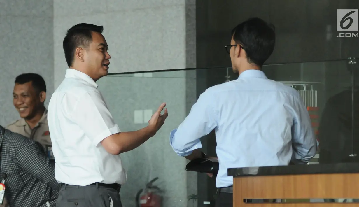 Politisi Partai Golkar, Fayakhun Andriadi (kedua kanan) berbincang jelang keluar Gedung KPK, Jakarta, Rabu (27/12). Fayakhun dimintai keterangan sebagai saksi dugaan suap pengadaan alat satelit monitoring Bakamla-RI. (Liputan6.com/Helmi Fithriansyah)