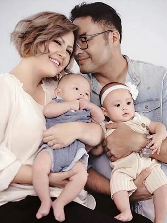 Kebahagiaan tengah dirasakan oleh pasangan Surya Saputra dan Cynthia Lamusu. Kehadiran sepasang buah hati, Atharva Bimasena dan Tatjana Aisyah Putri, menambah keharmonisan keluarganya. (Instagram/Bintang.com)