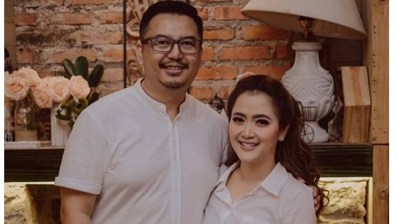 6 Potret Kebersamaan Vega Darwanti dan Suami yang Seorang Dokter