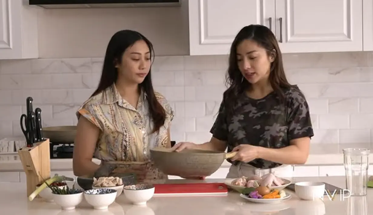 Area daput juga terlihat rapi dan minimalis, bikin betah berlama-lama berkreasi kuliner di sana. [YouTube/Nikita Willy Official]