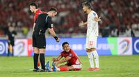 Pemain Timnas Indonesia, Rizky Ridho (tengah) mengeram kesakitan saat laga lanjutan putaran ketiga Kualifikasi Piala Dunia 2026 melawan Bahrain di Stadion Utama Gelora Bung Karno (SUGBK), Senayan, Jakarta, Selasa (25/03/2025). (Bola.com/Bagaskara Lazuardi)