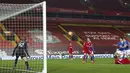 Pemain Brighton Steven Alzate (kanan) mencetak gol ke gawang Liverpool pada pertandingan Liga Inggris di Anfield Stadium, Liverpool, Inggris, Rabu (3/2/2021). Brighton menang 1-0. (Clive Brunskill/Pool via AP)