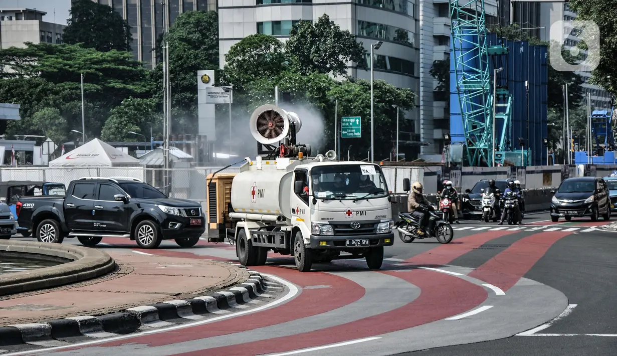Petugas Palang Merah Indonesia (PMI) menggunakan kendaraan Gunners Spraying saat penyemprotan disinfektan di Jakarta, Selasa (6/7/2021). PMI melakukan penyemprotan disinfektan di seluruh wilayah Ibu Kota sebagai upaya memutus penyebaran COVID-19. (merdeka.com/Iqbal S. Nugroho)