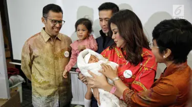 Artis Olla Ramlan bersama suaminya Aufar Hutapea memberikan keterangan kelahiran anak ke tiganya di RSUD Bunda Jakarta, Selasa (7/11). Olla Ramlan melahirkan bayi perempuan melalui persalinan cesar, 3 November 2017 lalu. (Liputan6.com/Faizal Fanani)