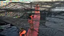 Petugas Dinas Sumber Daya Air DKI Jakarta memasang waring di Kali Sentiong atau Kali Item, Tanjung Priok, Selasa (31/7). Pemprov DKI Jakarta menambah pemasangan waring dari Jembatan Marto guna mengurangi bau tak sedap.  (Merdeka.com/Iqbal S Nugroho)
