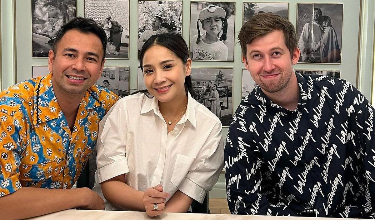 Seperti pada kunjungan pertama, Raffi Ahmad menyajikan aneka penganan lokal untuk Alan Walker. Salah satunya bakso.