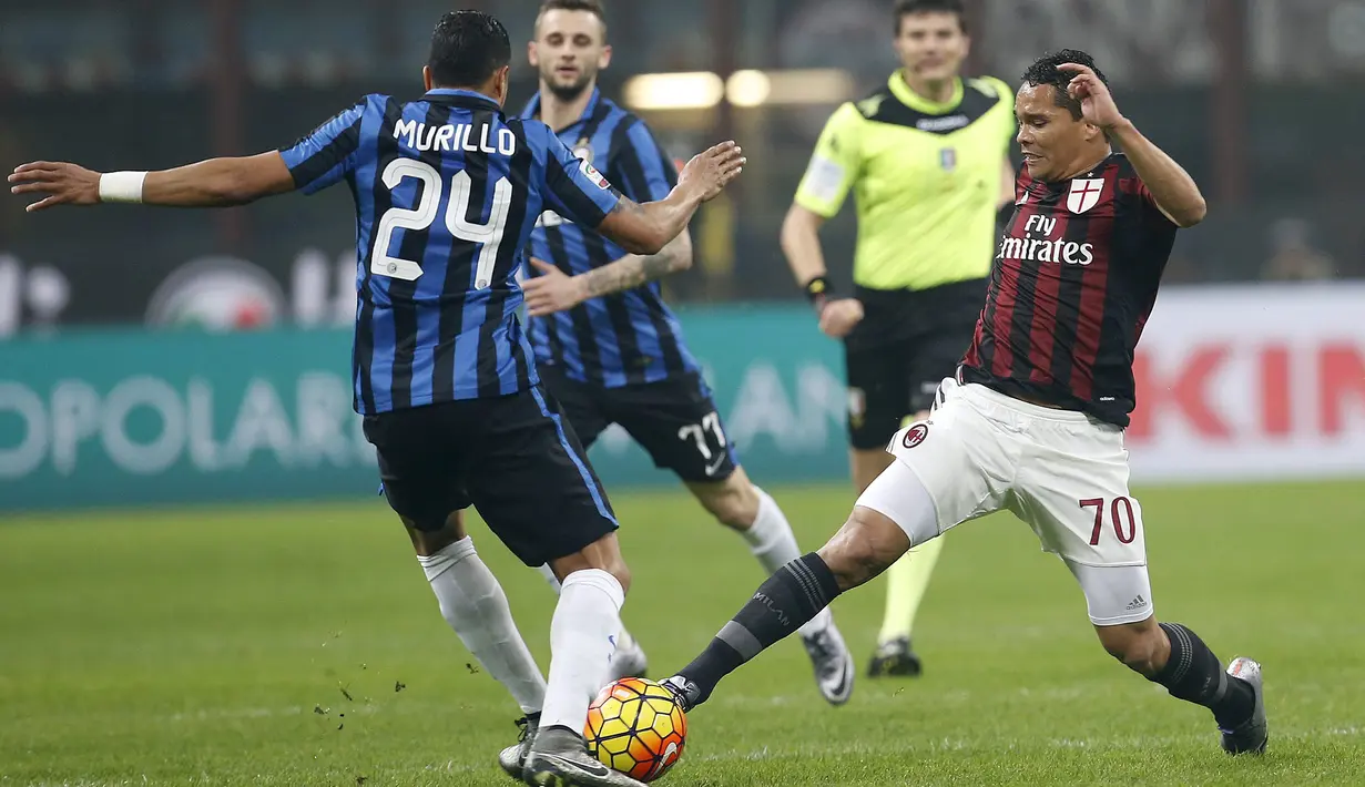 Penyerang AC Milan, Carlos Bacca (kanan) berusaha melewati bek Inter Milan, Jeison Murillo pada lanjutan Serie A Liga Italia di Stadion San Siro, Milan (31/01/2016). AC Milan menang telak atas Inter Milan dengan skor 3-0. (REUTERS/Alessandro Garofalo)
