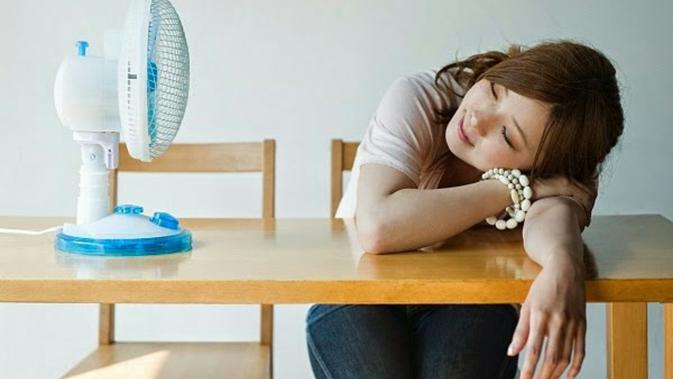 Penggunaan kipas angin pada saat tidur memiliki dampak buruk bagi kesehatan tubuh (Sumber foto: vebma.com)