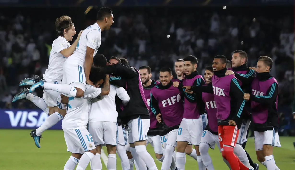 Para pemain Real Madrid merayakan gol yang dicetak Cristiano Ronaldo ke gawang Gremio pada laga final Piala Dunia Antarklub di Stadion Syeikh Zayed, Abu Dhabi, Sabtu (16/12/2017). Real Madrid menang 1-0 atas Gremio. (AP/Hassan Ammar)
