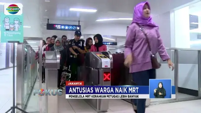 Stasiun MRT Bundaran Hotel Indonesia dipenuhi warga yang antusias mencoba MRT Jakarta di hari libur.