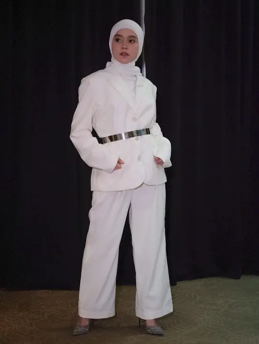 Bak lady boss, Lesty Kejora memadukan oversized blazer dan celana kulot serba putih, dipermanis ikat pinggang. @lestykejora.