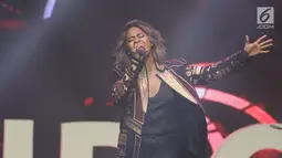 Penyanyi Laya Pesulima meng-cover lagu milik Glenn Fredly berjudul "Kau" pada Konser Diaspora Indonesia di Jakarta, Sabtu (1/7). Selain Laya Pesulima, konser ini juga menampilkan Maudy Ayunda dan Anggun C Sasmi. (Liputan6.com/Herman Zakharia)