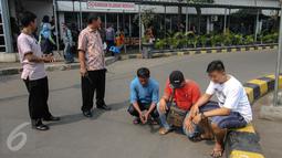 Tiga orang calo diamankan petugas di Stasiun Senen, Jakarta, Senin (29/6/2015). Razia tersebut dilakukan untuk mengamankan stasiun dari para calo yang merugikan calon penumpang. (Liputan6.com/Faizal Fanani) 