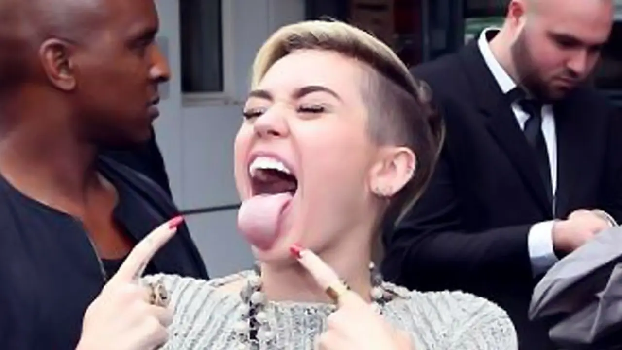 miley-cyrus-lidah-130911c.jpg