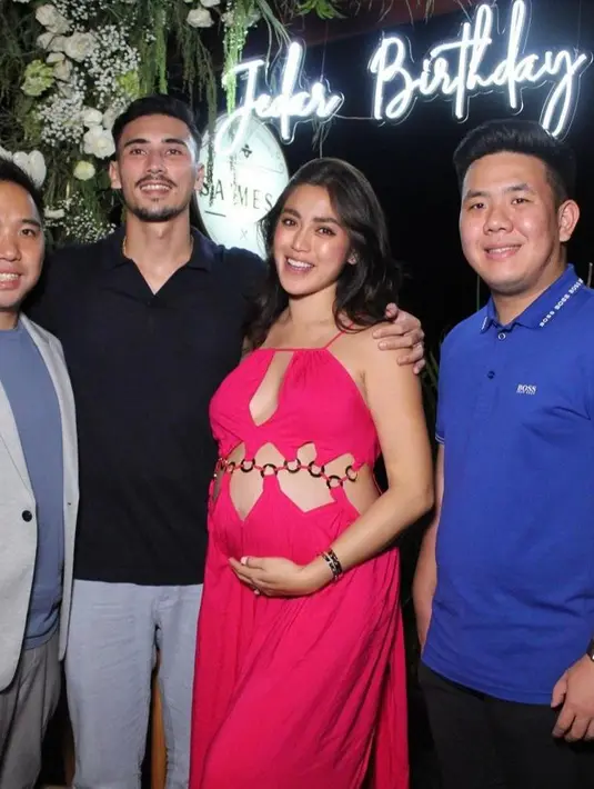 Dress dengan model cut out atau ‘bolong-bolong’ tersebut memperlihatkan perutnya yang semakin membesar. (Instagram/inijedar).