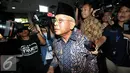 Ketua Badan Anggota Kehormatan DPD, AM Fatwa ditanya wartawan saat tiba di KPK, Jakarta, (17/9). Kedatangan AM Fatwa untuk menkonfirmasi dugaan tertangkapnya Ketua DPD Irman Gusman dalam OTT penyidik KPK pada Sabtu dinihari. (Liputan6.com/Johan Tallo)