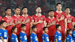 Para pemain starting XI Timnas Indonesia berbaris menyanyikan lagu kebangsaan Indonesia Raya menjelang dimulainya laga putaran pertama Kualifikasi Piala Dunia 2026 Zona Asia menghadapi Brunei Darussalam di Stadion Utama Gelora Bung Karno (SUGBK), Kamis (12/10/2023) malam WIB. (Bola.com/M Iqbal Ichsan)