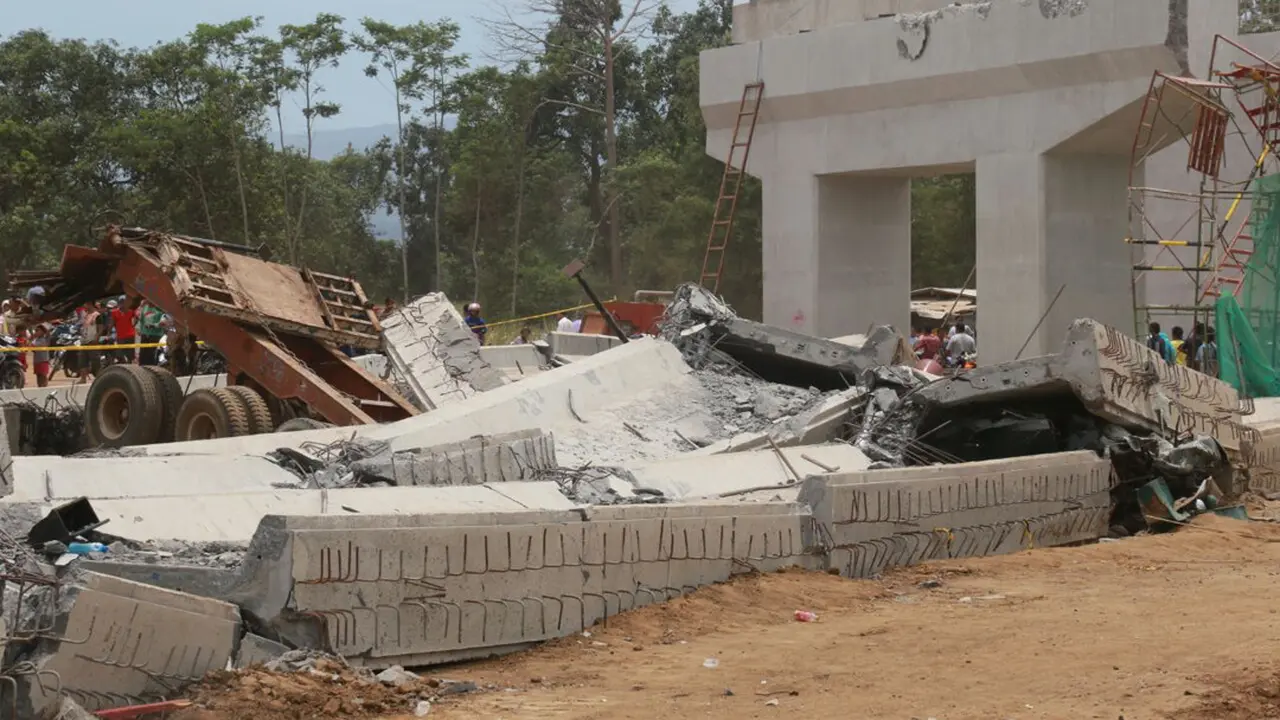 Jembatan beton proyek jalan tol ambruk