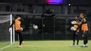 Kiper baru Persija Jakarta, Cyrus Margono (kiri) berlatih dengan Andritany Ardhiyasa (kanan) dan Carlos Eduardo menjelang laga lanjutan BRI Super League 2025/2026 melawan PSM Makassar di lapangan latih Jakarta International Stadium, Jakarta, Kamis (19/02/2026). (Bola.com/Bagaskara Lazuardi)