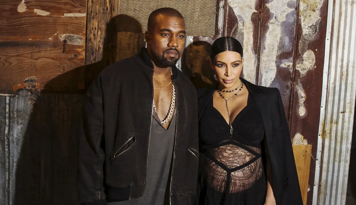 Kim Kardashian bersama suaminya, Kanye West berpose saat menghadiri Givenchy Spring/Summer 2016 pada acara New York Fashion Week di New York, Jumat (11/9/2015). (REUTERS/Lucas Jackson)
