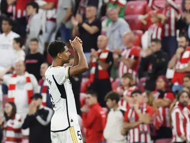 Pemain Real Madrid, Jude Bellingham, memberikan aplaus kepada suporter saat melawan Athletic Bilbao pada laga pekan ke-1 La Liga 2023/2024 di Stadion San Mames, Minggu (13/8/2023). Los Blancos menang dengan skor 2-0. (AP Photo/Alvaro Barrientos)