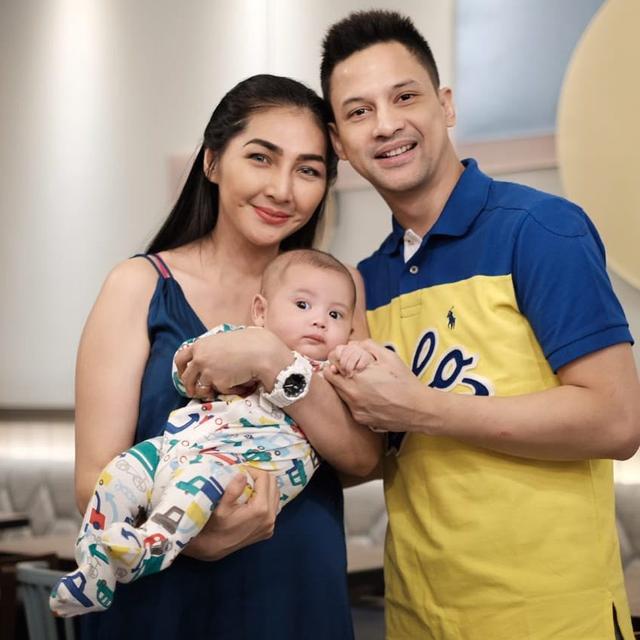 Jarang Terekspos, Ini 6 Momen Manis Lucky Perdana dan Buah Hati