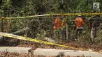 Personel Tim Labfor Mabes Polri Cabang Semarang melakukan olah TKP lokasi tempat terjadinya ledakan oleh pohon sengon, di Desa Malon, Gunungpati, Semarang, Selasa (7/8/2019). Pohon sengon disebut-sebut sebagai biang keladi listrik padam sse-Jabodetabek pada 4 Agustus lalu. (Liputan6.com/Gholib)