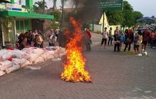 Di hadapan warga dan polisi, PWNU Jatim bakar sandal berlafaz Allah