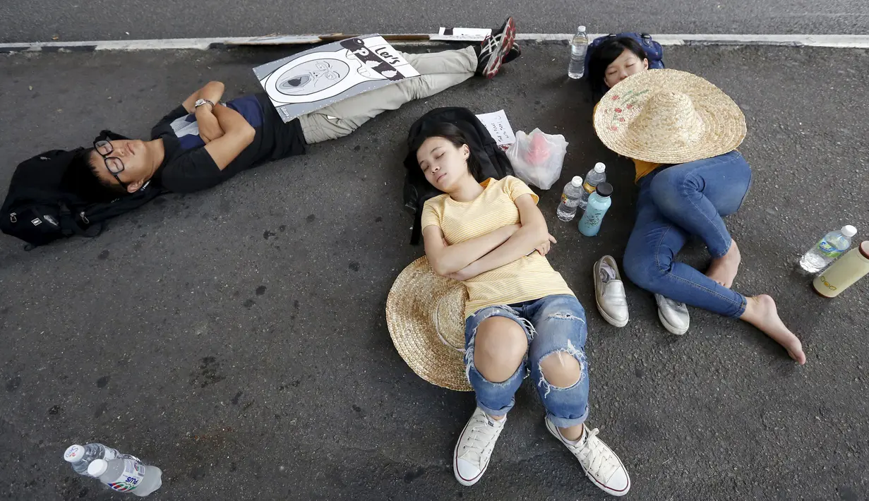 Pengunjuk rasa tidur di jalan saat aksi gerakan Bersih 4.0 di ibukota Malaysia, Kuala Lumpur, Minggu (30/8/2015). Aksi tersebut menuntut pengunduran diri PM Malaysia Najib Razak terkait tuduhan korupsi. (REUTERS/Olivia Harris)