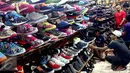 Calon pembeli memilih sepatu di salah satu pusat perbelanjaan di kawasan Blok M, Jakarta, Selasa (14/7/2015). Menjelang idul Fitri 1436, transaksi penjualan di sejumlah pusat perbelanjaan mengalami peningkatan. (Liputan6.com/Helmi Afandi)