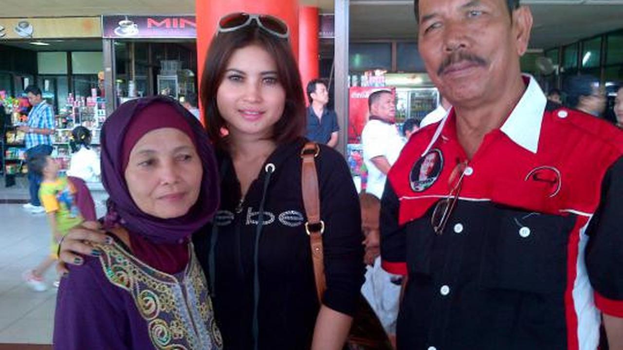 Pulang kampung, Novi diserbu warga yang ingin foto bareng