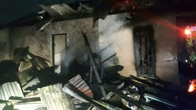 Kebakaran lalap tiga rumah di Gandatapa, Sumbang, Banyumas, Jumat malam (27/7/2018). (Foto: Liputan6.com/BPBD Banyumas/Muhamad Ridlo)