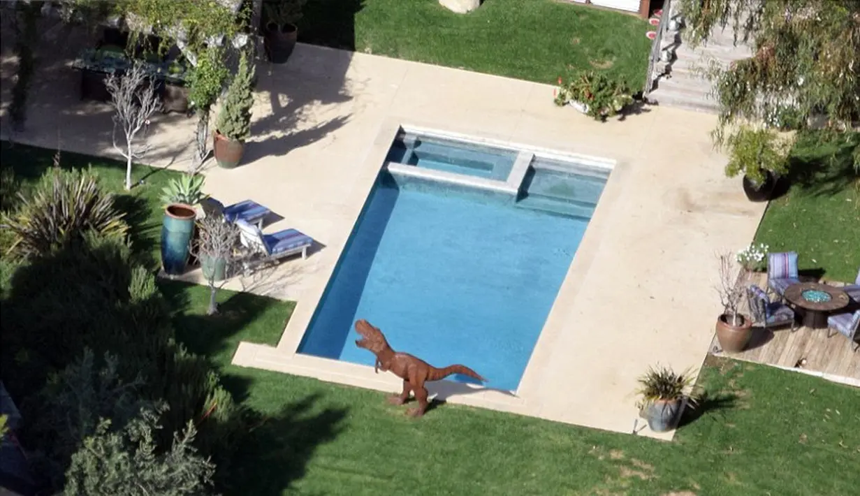 Melansir Ace Showbiz, dilaporkan Daily Mail Miley dan Liam membangun taman bermain anak-anak di kediamannya di kawasan Malibu. Mendirikan taman itu, disebut pasangan ini tengah bersiap memiliki anak. (doc. Daily Mail)