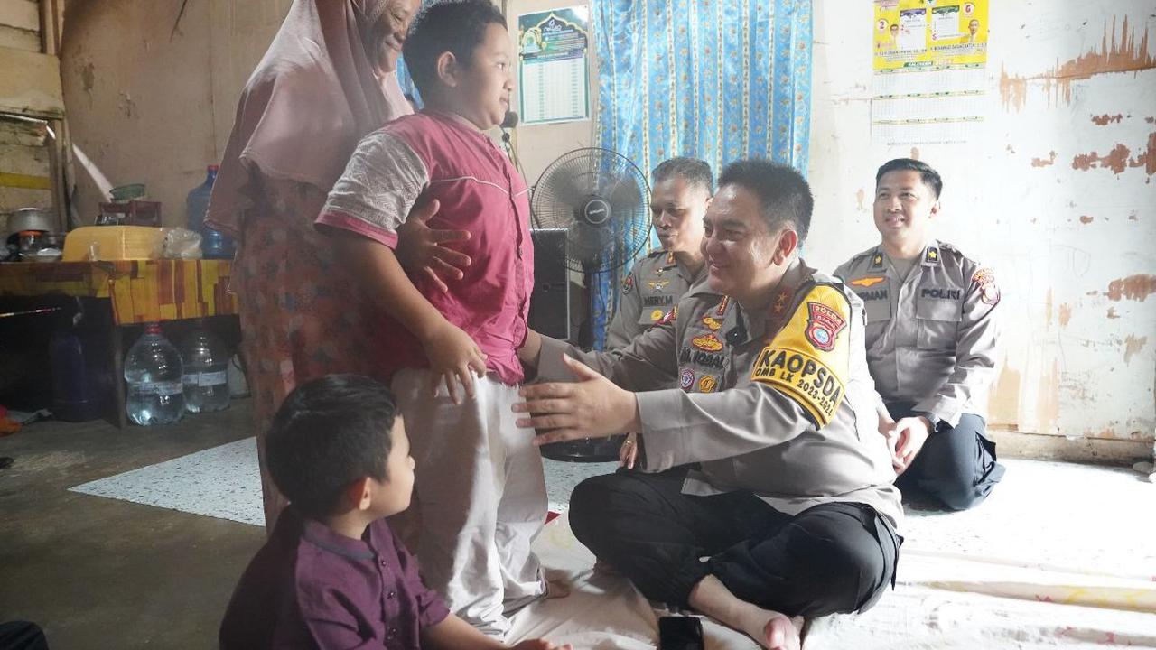 "Harus semangat sekolahnya. Biar bisa main bola. Mau jadi kayak Christian Ronaldo kan? Harus semangat dan terus berdoa," ucap Iqbal.<br>
