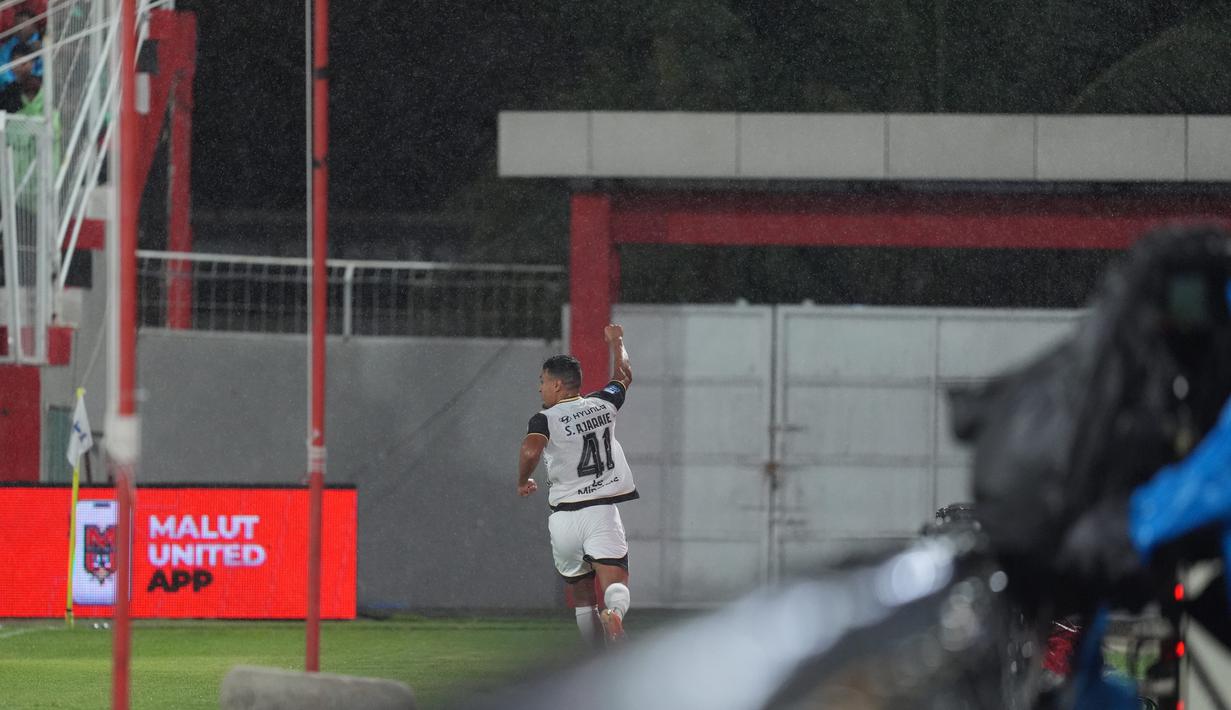 Pemain Persija Jakarta, Alaeddine Ajaraie melakukan selebrasi usai mencetak gol ke gawang Malut United pada laga pekan ke-23 BRI Super League 2025/2026 yang berlangsung di Stadion Gelora Kie Raha, Ternate, pada Selasa (24/2/2026) malam. (Dok Persija Jakarta)
