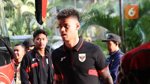 Bek Timnas Indonesia, Mees Hilgers, saat tiba di Hotel Fairmont, Jakarta pada Jumat (21/3/2025).