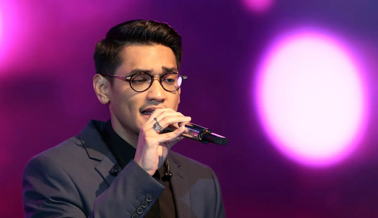 Ribuan foto tersimpan dalam ponsel Afgansyah Reza dari hasil jepretan selfie. Sebagai selebriti, ia sering mengabadikan berbagai kegiataannya untuk menyapa para penggemarnya. (Deki Prayoga/Bintang.com)