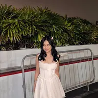 Hanggini tampil menawan dengan balletcore dress dengan high boots putih [@hanggini]