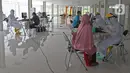 Petugas medis melakukan screening terhadap warga yang mengikuti swab test massal di Rumah Sakit Universitas Indonesia (RSUI), Depok, Jawa Barat, Selasa (2/6/2020). Pemkot Depok mensubsidi dengan menggratiskan warganya yang mengikuti pekan swab test massal di RSUI. (Liputan6.com/Herman Zakharia)