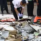 Petugas mendokumentasikan sejumlah barang temuan yang diduga serpihan pesawat Lion Air JT 610 di Pelabuhan JICT 2, Jakarta, Selasa (30/10). Sejumlah barang ditemukan petugas gabungan dalam operasi pencarian. (Liputan6.com/Helmi Fithriansyah)